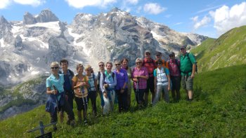 Gruppe vor den Drei Tuermen und Drusenfluh